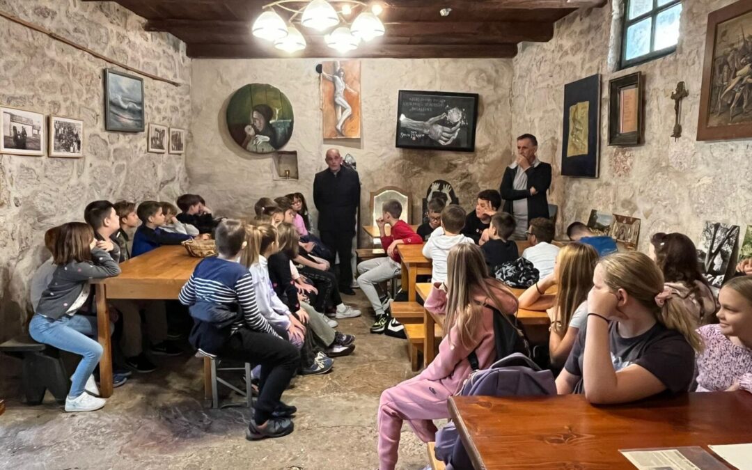 Tragovima baštine – učenici OŠ Primošten u Jurlinovim dvorima